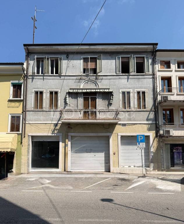 negozio in vendita a Legnago in zona Porto