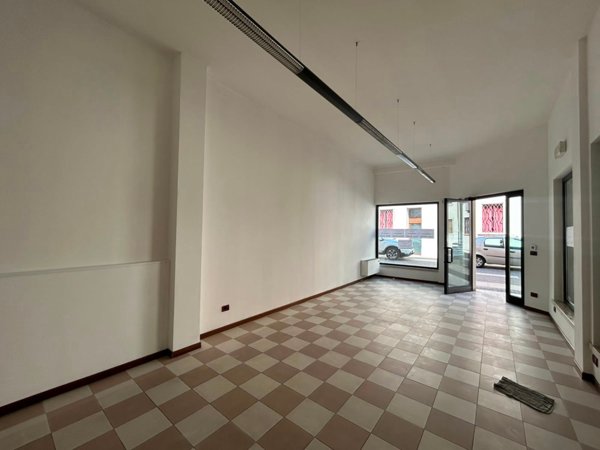 locale commerciale in vendita a Legnago in zona Porto