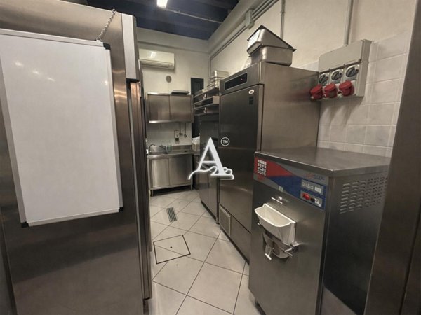 locale commerciale in vendita a Legnago in zona Porto