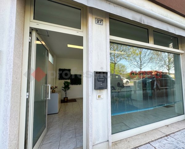 locale commerciale in vendita a Legnago in zona Porto