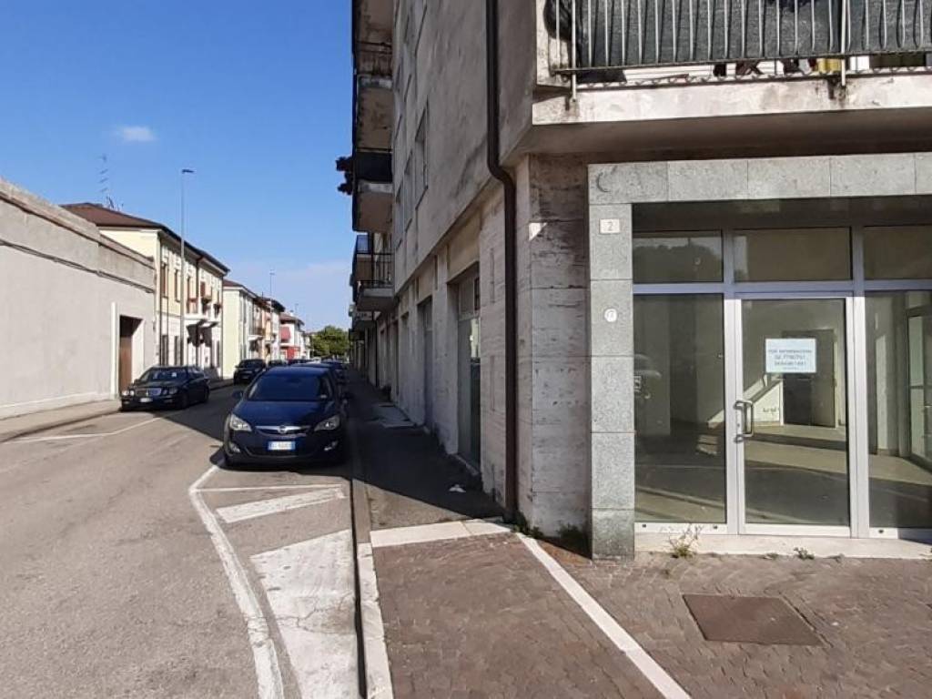 locale commerciale in vendita a Legnago in zona Porto