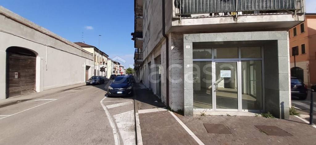 locale commerciale in vendita a Legnago in zona Porto