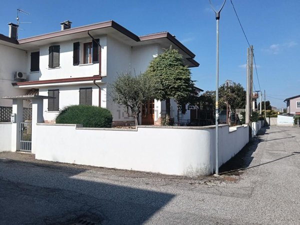 casa indipendente in vendita a Legnago in zona Vigo
