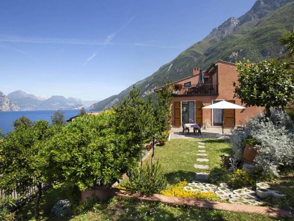 casa indipendente in vendita a Malcesine in zona Navene
