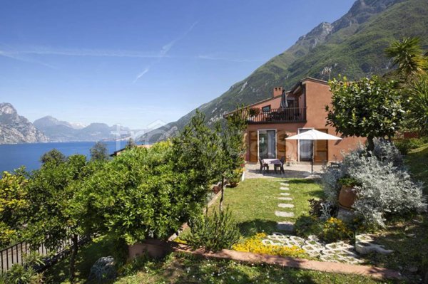 casa indipendente in vendita a Malcesine in zona Navene