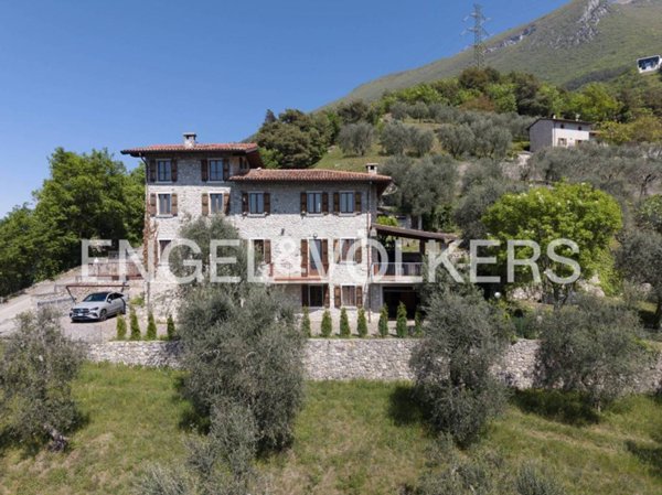 casa indipendente in vendita a Malcesine in zona Campiano