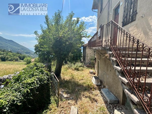 casale in vendita a Malcesine in zona Campiano