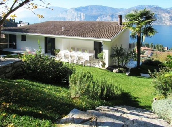 casa indipendente in vendita a Malcesine in zona Campiano