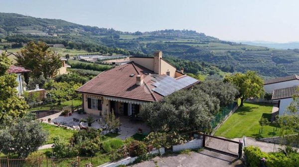 casa indipendente in vendita a Mezzane di Sotto in zona Castagnè