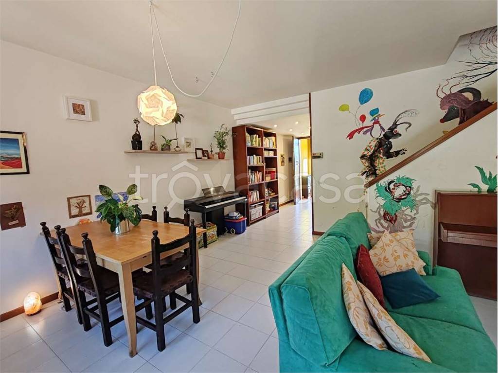 casa indipendente in vendita a Mezzane di Sotto in zona Castagnè