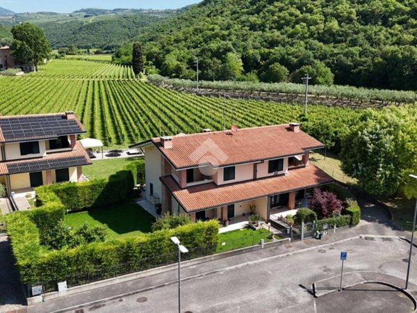 casa indipendente in vendita a Mezzane di Sotto in zona Castagnè