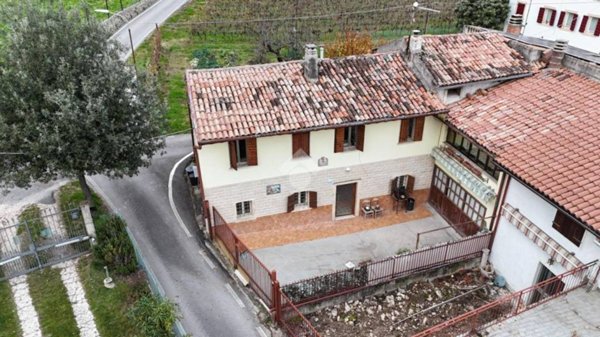 casa indipendente in vendita a Mezzane di Sotto in zona Castagnè