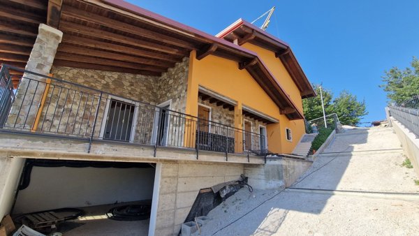 casa indipendente in vendita a Mezzane di Sotto in zona Castagnè