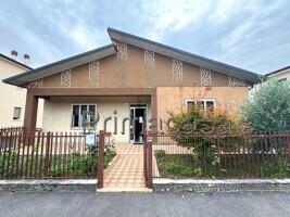 casa indipendente in vendita a Montecchia di Crosara
