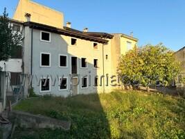 casale in vendita a Monteforte d'Alpone in zona Brognoligo