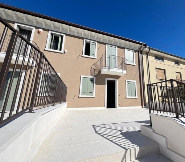 casa indipendente in vendita a Monteforte d'Alpone in zona Brognoligo