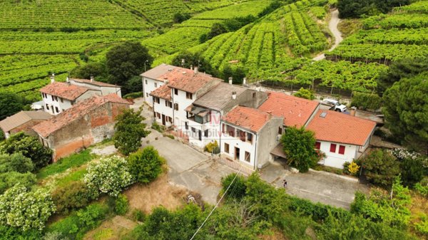 casa indipendente in vendita a Monteforte d'Alpone in zona Brognoligo