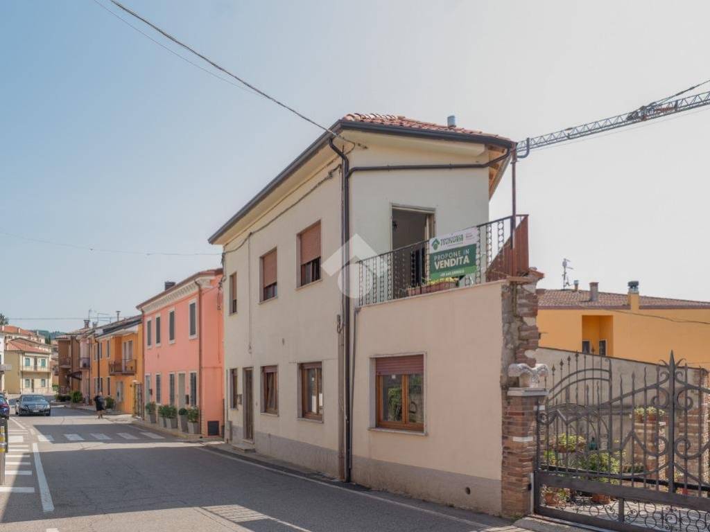 casa indipendente in vendita a Monteforte d'Alpone in zona Costalunga