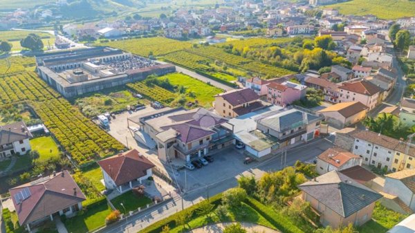 locale commerciale in vendita a Monteforte d'Alpone in zona Brognoligo