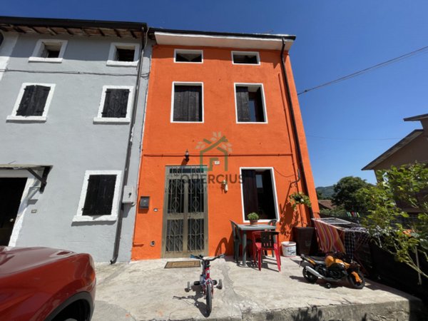casale in vendita a Monteforte d'Alpone in zona Brognoligo