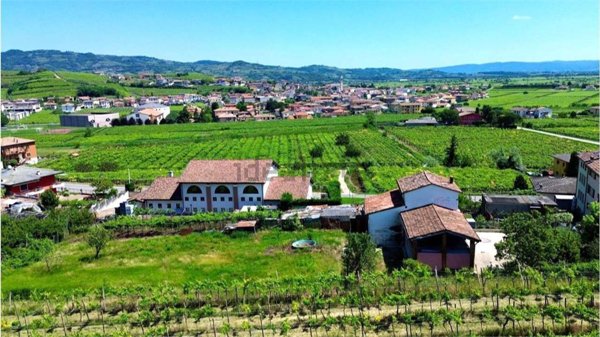 casale in vendita a Monteforte d'Alpone in zona Brognoligo