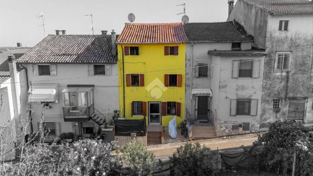 casa indipendente in vendita a Monteforte d'Alpone in zona Brognoligo