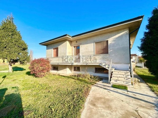 casa indipendente in vendita a Mozzecane in zona Quistello