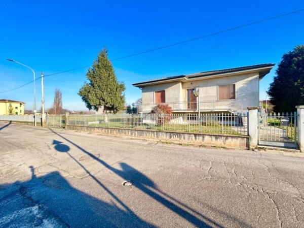 casa indipendente in vendita a Mozzecane in zona Quistello