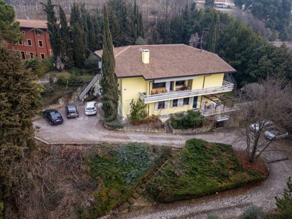casa indipendente in vendita a Negrar di Valpolicella in zona Arbizzano