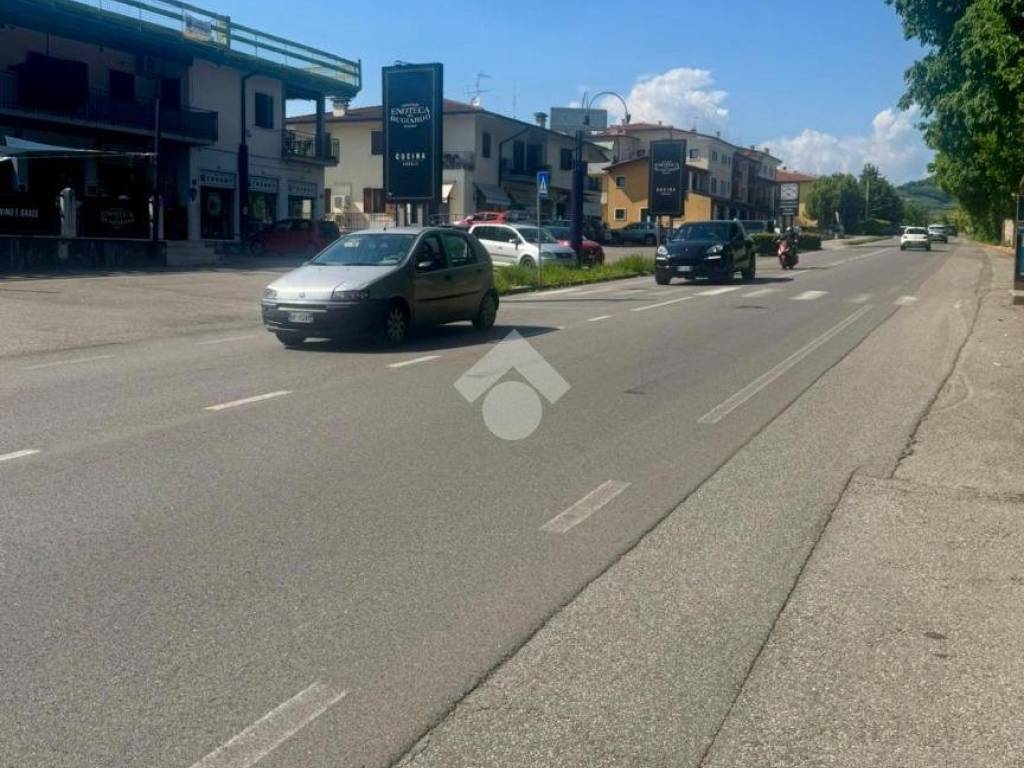 locale commerciale in vendita a Negrar di Valpolicella