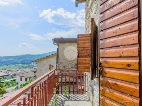 casa indipendente in vendita a Negrar di Valpolicella in zona Fane