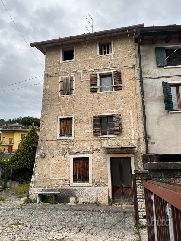 casa indipendente in vendita a Negrar di Valpolicella in zona Fane