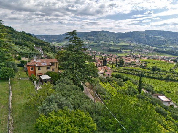 casa indipendente in vendita a Negrar di Valpolicella in zona Jago