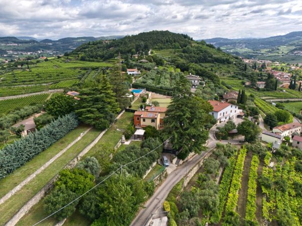 casa indipendente in vendita a Negrar di Valpolicella in zona Jago