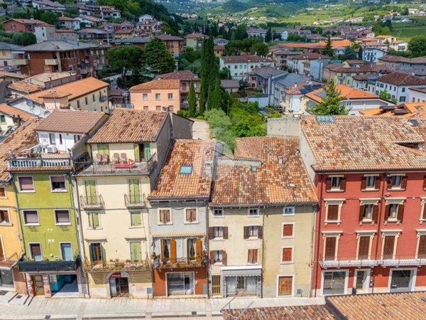 intera palazzina in vendita a Negrar di Valpolicella in zona Fane