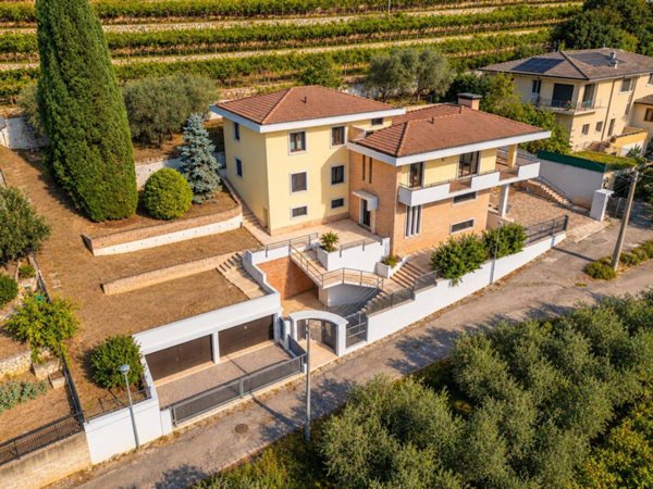 casa indipendente in vendita a Negrar di Valpolicella in zona Arbizzano