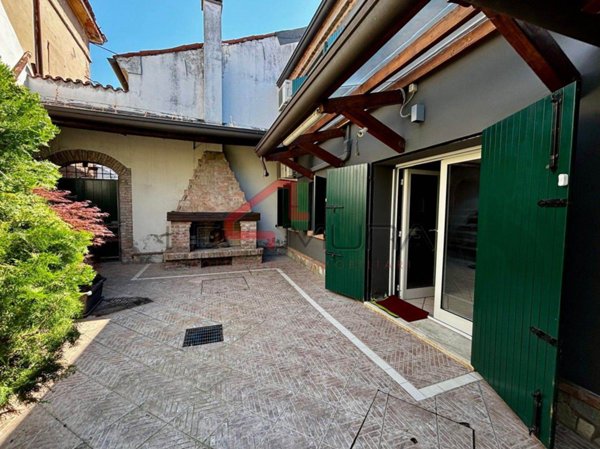 casa indipendente in vendita a Nogara in zona Caselle