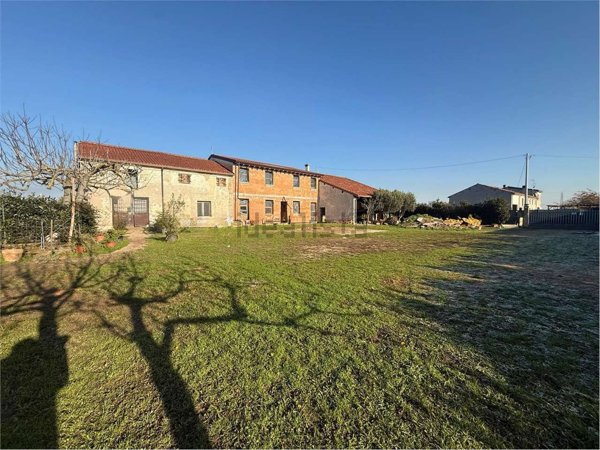 casale in vendita a Nogara in zona Motta