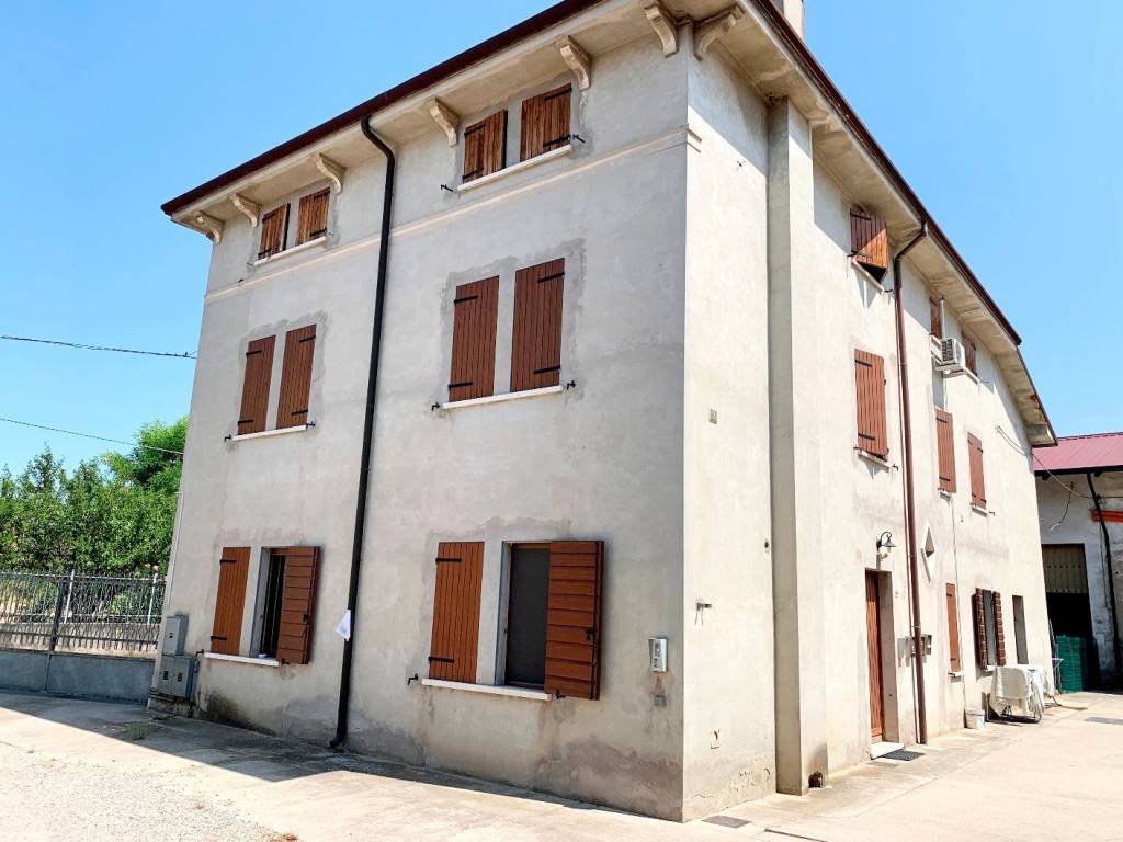 appartamento in vendita a Nogara in zona Caselle
