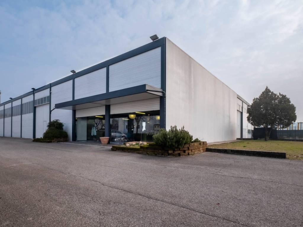 locale commerciale in vendita a Nogarole Rocca in zona Pradelle