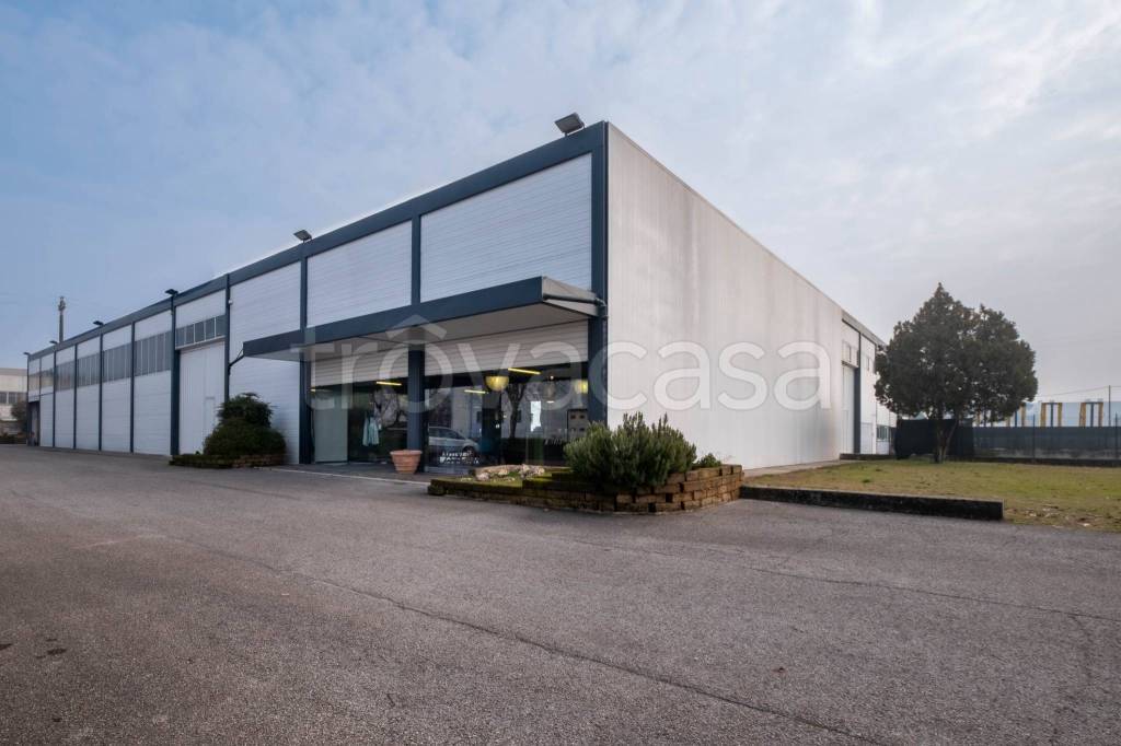 locale commerciale in vendita a Nogarole Rocca in zona Pradelle