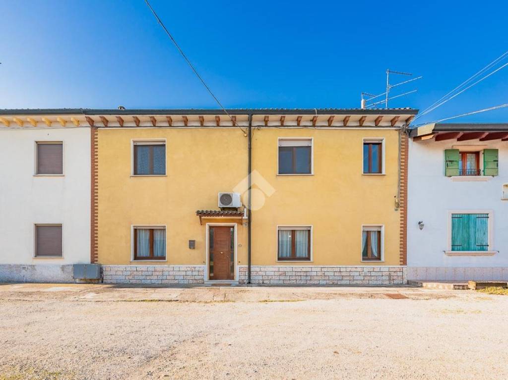 casa indipendente in vendita a Nogarole Rocca in zona Pradelle