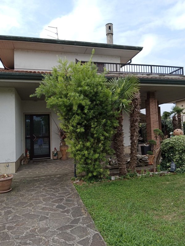 casa indipendente in vendita a Nogarole Rocca in zona Pradelle