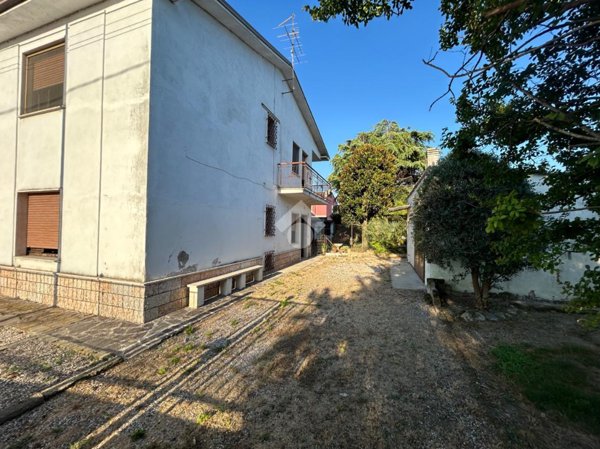 casa indipendente in vendita a Nogarole Rocca in zona Bagnolo
