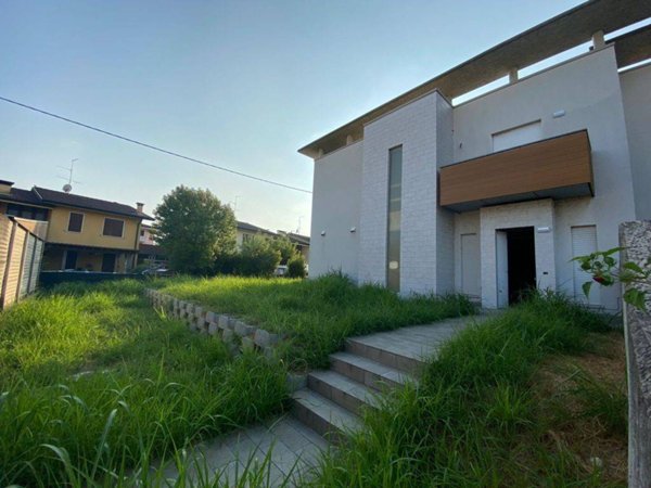 casa semindipendente in vendita a Nogarole Rocca in zona Pradelle