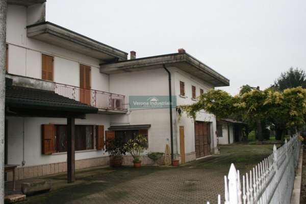casa indipendente in vendita a Nogarole Rocca in zona Bagnolo