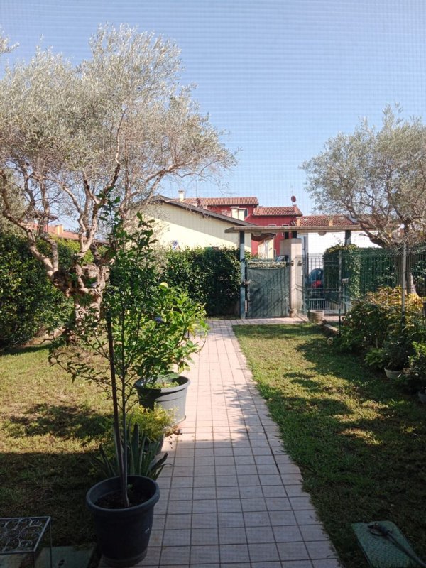 casa indipendente in vendita a Nogarole Rocca in zona Bagnolo