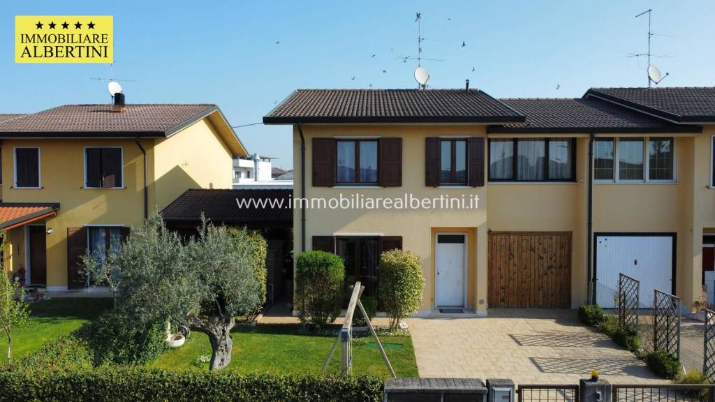 casa indipendente in vendita a Nogarole Rocca in zona Pradelle