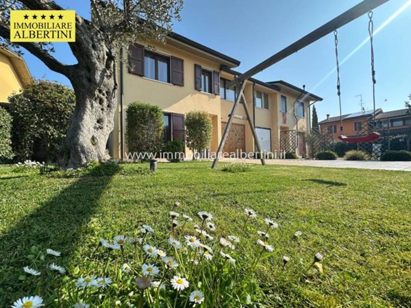 casa indipendente in vendita a Nogarole Rocca in zona Pradelle