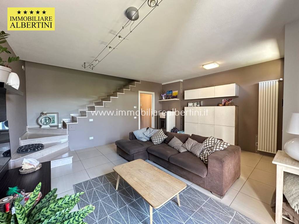 casa indipendente in vendita a Nogarole Rocca in zona Pradelle